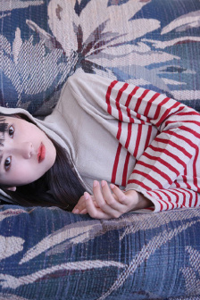 他把手探进我的衣服下摆